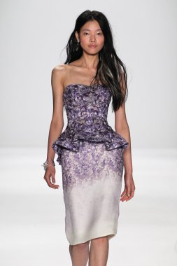 Modeli Badgley Mischka defile pist yürür