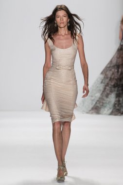 Modeli Badgley Mischka defile pist yürür