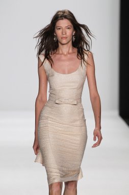 Modeli Badgley Mischka defile pist yürür