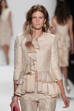 Modeli Badgley Mischka defile pist yürür