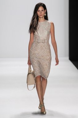 Modeli Badgley Mischka defile pist yürür