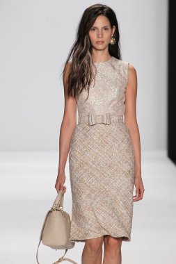 Modeli Badgley Mischka defile pist yürür