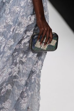 Modeli Badgley Mischka defile pist yürür