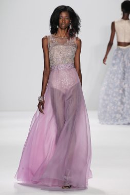 Modeli Badgley Mischka defile pist yürür