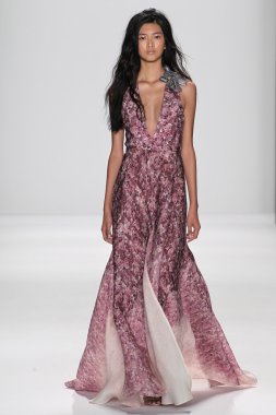 Modeli Badgley Mischka defile pist yürür
