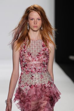Modeli Badgley Mischka defile pist yürür