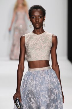 Modeli Badgley Mischka defile pist yürür