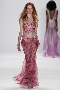 Modeli Badgley Mischka defile pist yürür