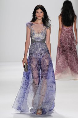 Modeli Badgley Mischka defile pist yürür