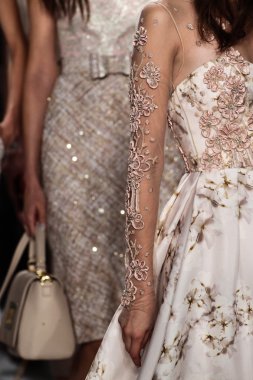 Modeli Badgley Mischka defile pist yürür