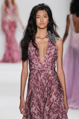 Modeli Badgley Mischka defile pist yürür