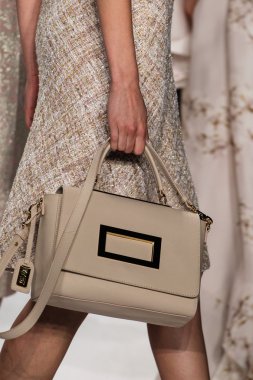 Modeli Badgley Mischka defile pist yürür
