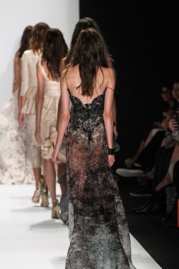 Badgley Mischka defile pist modelleri yürümek