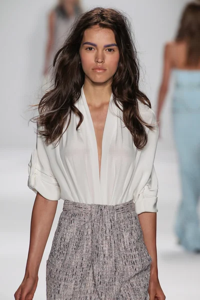 Model walks the runway at the Badgley Mischka fashion show — Stock Photo, Image