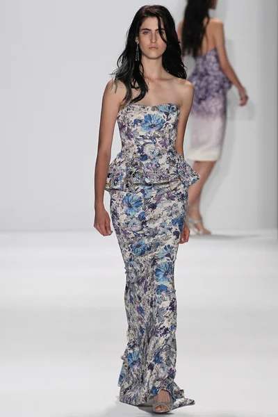 Model walks the runway at the Badgley Mischka fashion show — Stock Photo, Image