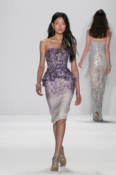 Model walks the runway at the Badgley Mischka fashion show — Stock Photo, Image