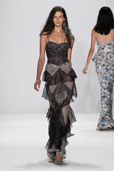 Model walks the runway at the Badgley Mischka fashion show — Stock Photo, Image