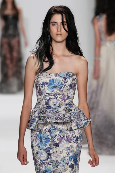 Model walks the runway at the Badgley Mischka fashion show — Stock Photo, Image