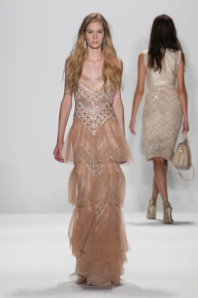 Modelu spacery pasa startowego na pokaz mody Badgley Mischka — Zdjęcie stockowe