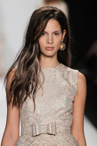 Modelo caminha na pista no desfile de moda Badgley Mischka — Fotografia de Stock