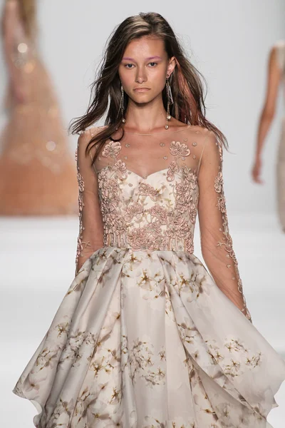 Модель ходит по подиуму на показе мод Badgley Mischka — стоковое фото