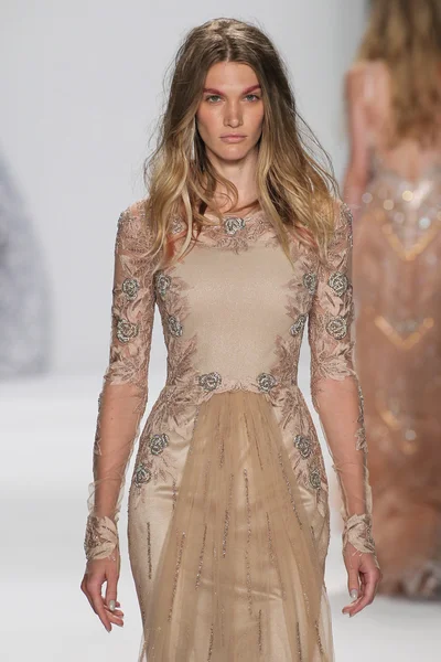 Modelo camina por la pasarela en el desfile de moda Badgley Mischka — Foto de Stock