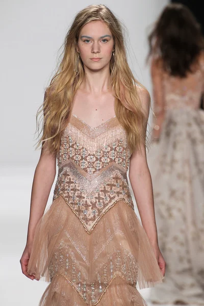 Model loopt de start-en landingsbaan op de Badgley Mischka fashion show — Stockfoto