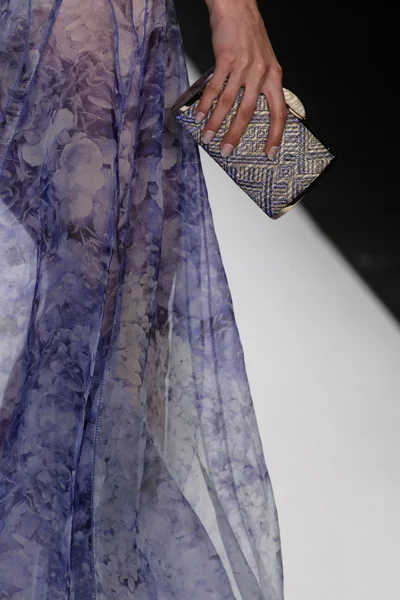 모델 활주로 Badgley Mischka 패션 쇼에서 산책 — 스톡 사진