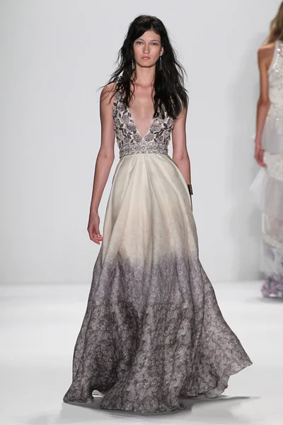 Model walks the runway at the Badgley Mischka fashion show — Stock Photo, Image