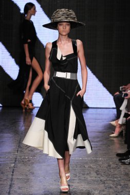 Yumi Lambert yürümek Donna Karan New York pist