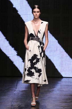 Vanessa Moody yürümek Donna Karan New York pist