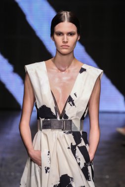 Vanessa Moody yürümek Donna Karan New York pist