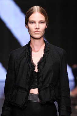 Suvi Koponen yürümek Donna Karan New York pist