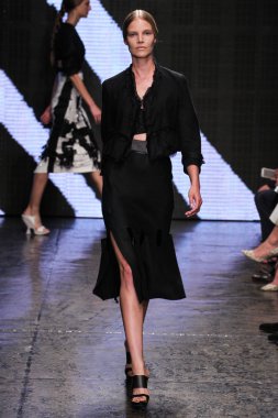 Suvi Koponen yürümek Donna Karan New York pist