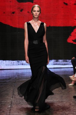 Vanessa Axente yürümek Donna Karan New York pist