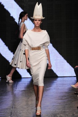 Daria Strokous yürümek Donna Karan New York pist