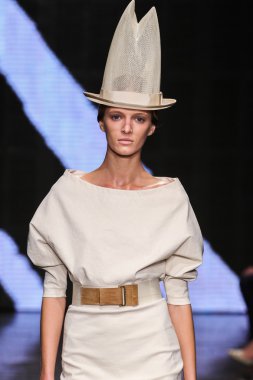 Daria Strokous yürümek Donna Karan New York pist