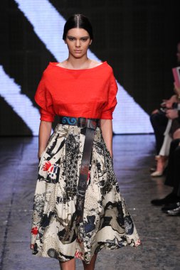 Kendall Jenner yürümek Donna Karan New York pist