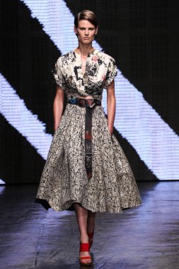 Modeli yürüyüş Donna Karan New York pist