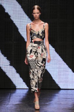 Modeli yürüyüş Donna Karan New York pist