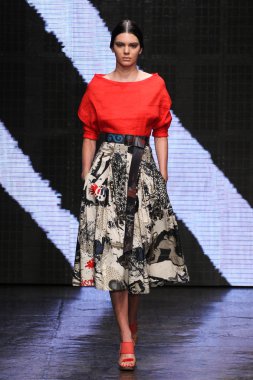 Kendall Jenner yürümek Donna Karan New York pist