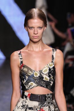 Modeli yürüyüş Donna Karan New York pist