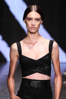 Ronja Furrer yürümek Donna Karan New York pist