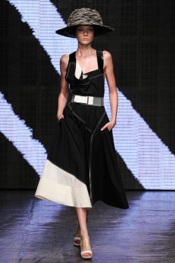 Yumi Lambert yürümek Donna Karan New York pist