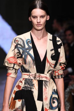 Amanda Murphy yürümek Donna Karan New York pist