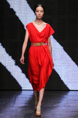 Fei Fei Sun yürüyüş Donna Karan New York pist