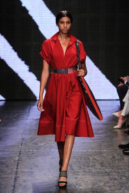 Imaan Hamam yürümek Donna Karan New York pist