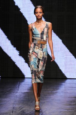 Modeli yürüyüş Donna Karan New York pist