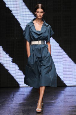 Ophelie Guillermand yürümek Donna Karan New York pist