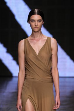 Model Stephanie Joy alanı yürümek Donna Karan New York pist